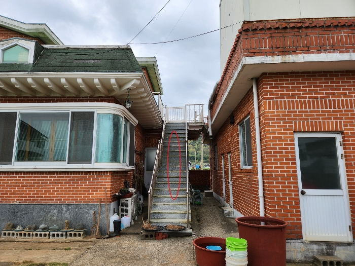 옥외 계단 
기호2 건물에 포함하여 평가하였음.