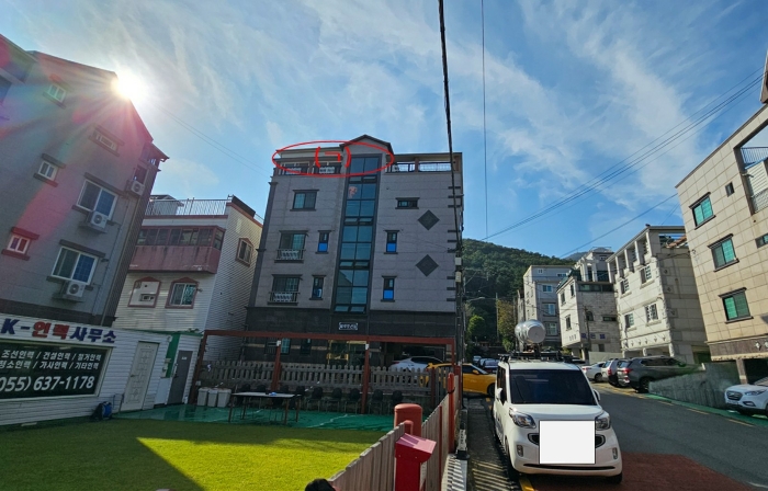 본건 전경 및 제시외건물(ㄱ)