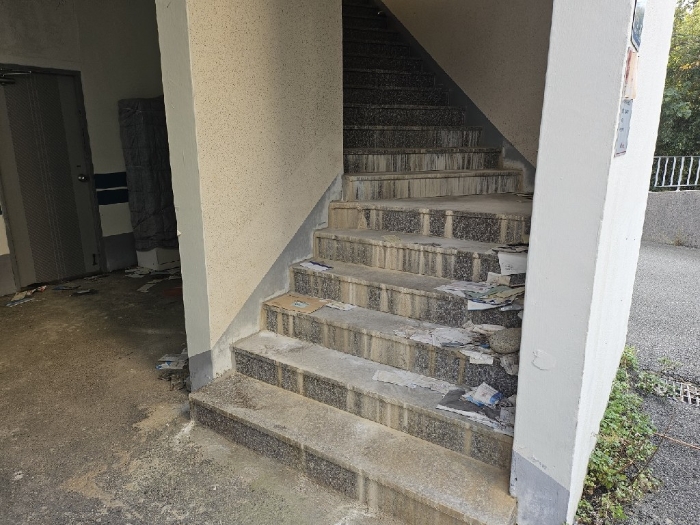 기호(2) 건물 계단실 입구