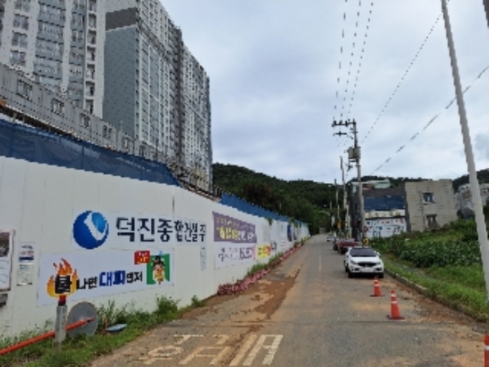 본건 주변전경 건축중인 아파트 동측, 바로뒷편 소재