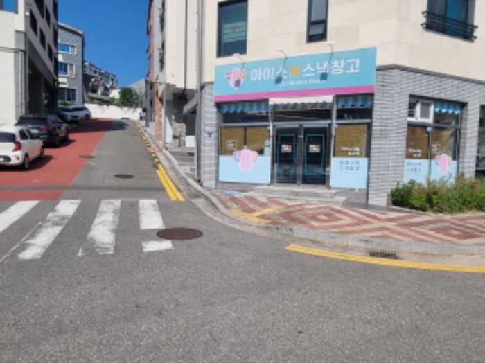 본건 서측에 위치한 도로의 모습