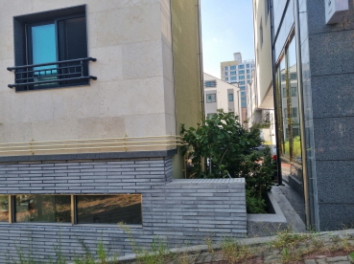 본건 1항 북동측 경계 및 전경