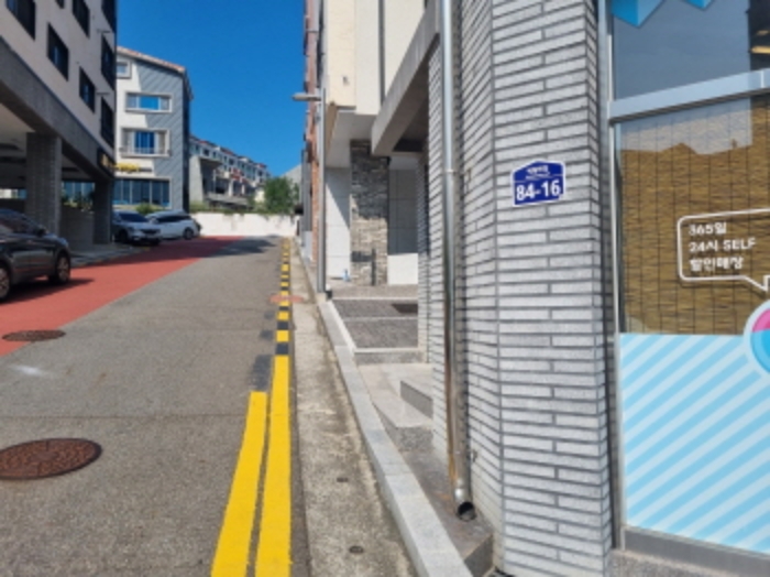 본건 1항 서측 경계 및 전경