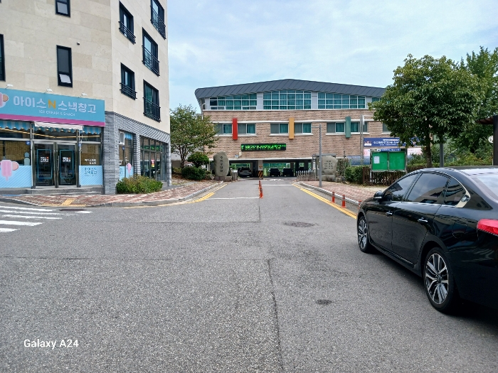 접면 도로(남서측)