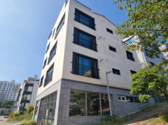 본건 2항 동측 전경 