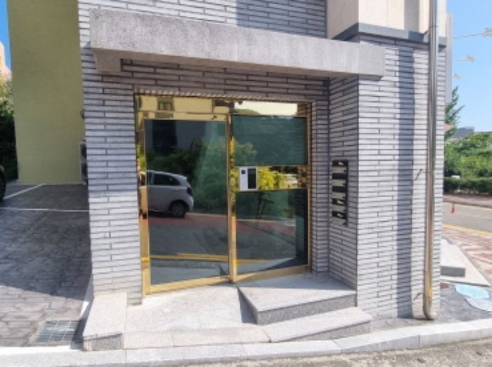 본건 2항 공동출입문의 모습