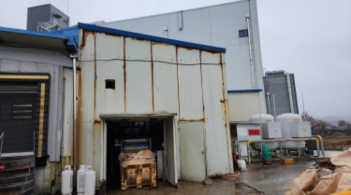 목록2 건물 외벽에 연결된 제시 외 경량철골조 판넬지붕 구조물