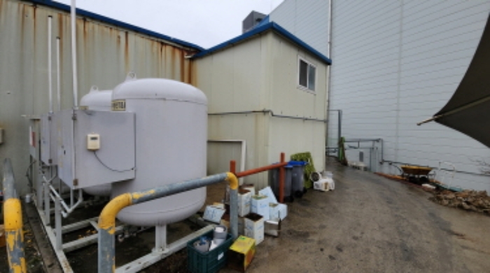 목록2 건물 외벽에 연결된 제시 외 경량철골조 판넬지붕 구조물