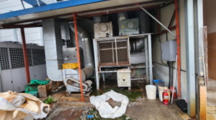 목록2 건물 외벽에 연결된 제시 외 철제 파이프구조 판낼지붕 구조물