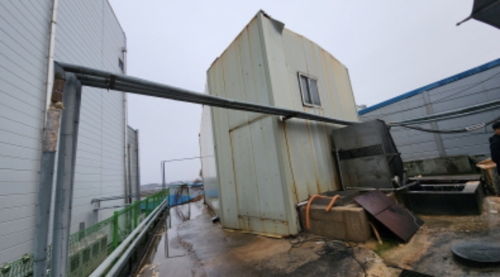 목록2 건물의 외벽에 연결된 제시 외 경량철골조 판넬지붕 단층 폐수처리시설