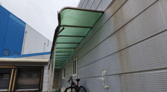 목록2 건물 외벽에 연결된 제시 외 처마