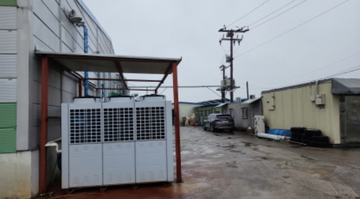 목록2 건물의 외벽에 연결된 제시 외 철파이프구조 판넬지붕 구조물 