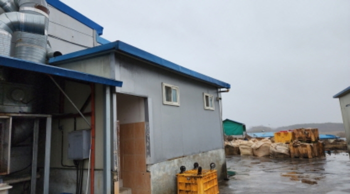 목록2 건물 외벽에 연결된 제시 외 경량철골조 판넬지붕 구조물