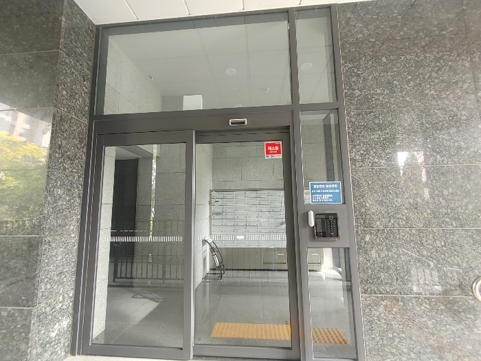 공동현관 (출입문)