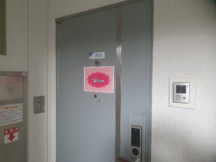 본건 701호 출입문