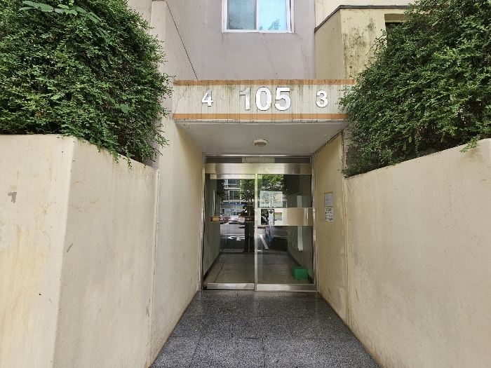 본건 소재 아파트 동 공동출입구