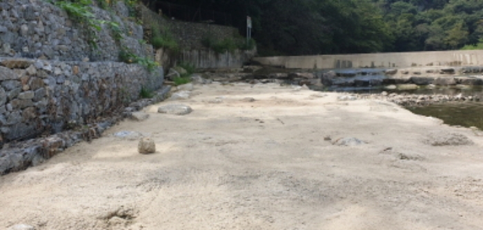 목록1. 토지(계곡가) 전경(콘크리트로 평평하게 타설공사를 함)