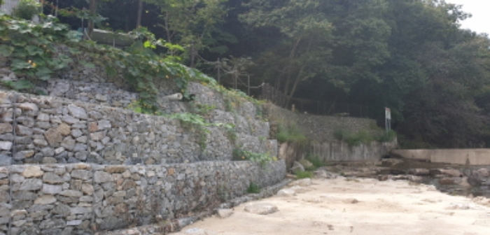 목록1.토지 옆에 석재 축대를 쌓은 전경