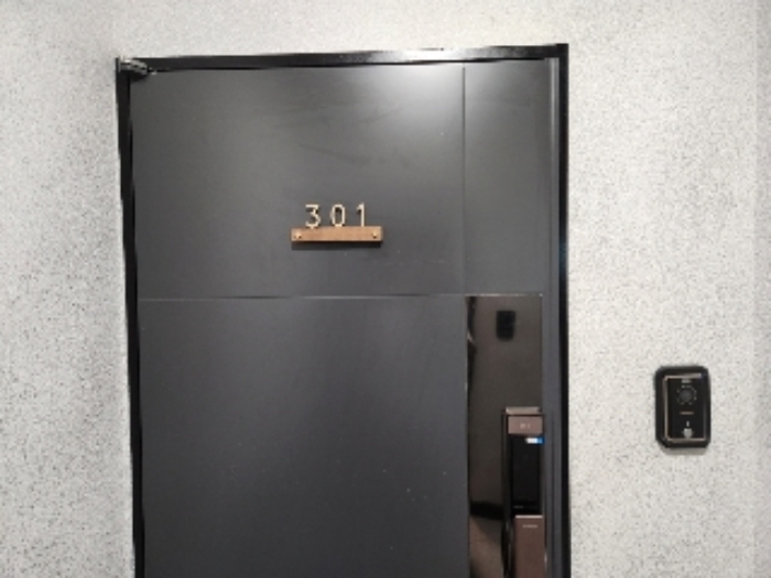 목록2 건물 3층 301호 출입문 전경