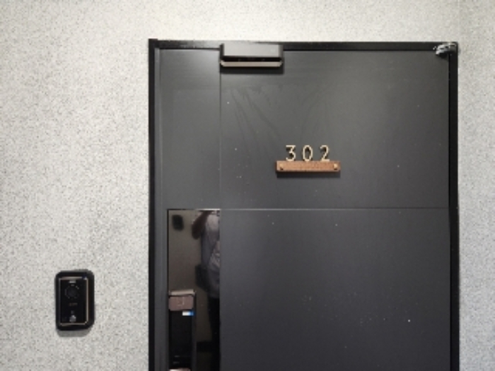 목록2 건물 3층 302호 출입문 전경