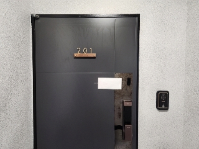 목록2 건물 2층 201호 출입문 전경