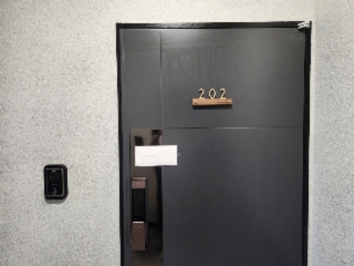 목록2 건물 2층 202호 출입문 전경