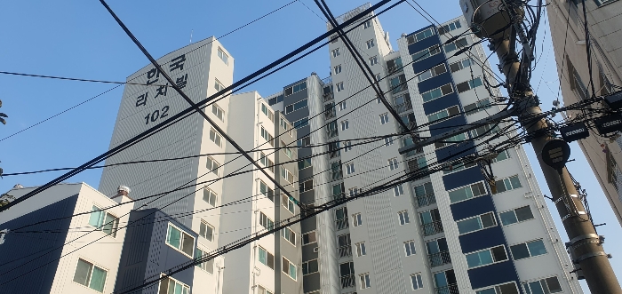 본건이 소재한 건물 전경①