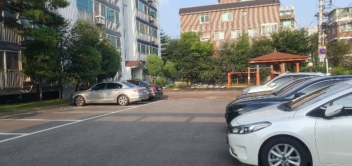 본건이 소재한 건물 단지 내 전경