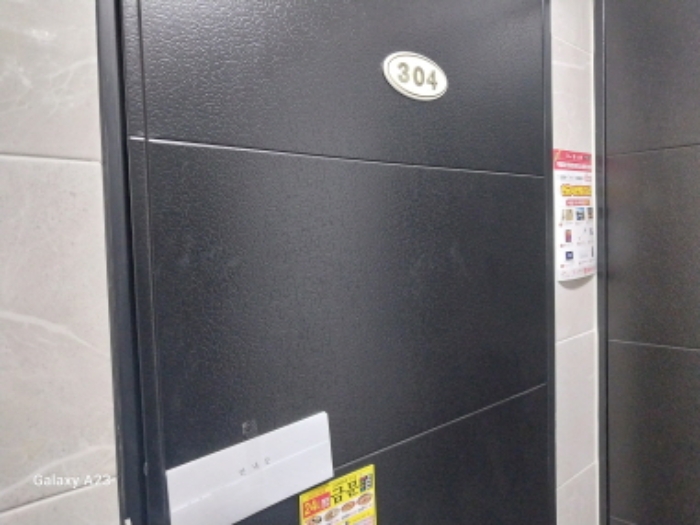 목적물 304호 출입문