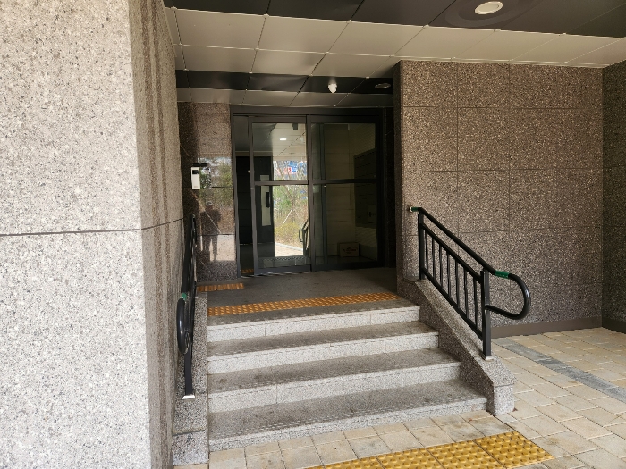 공 동 현 관 입 구