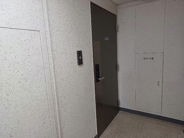 본건 현관문 전경