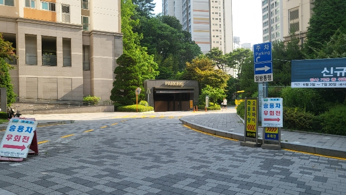 본건 소재 아파트 단지 지하주차장 입구