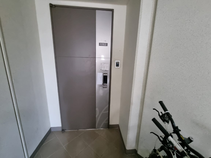 1703호 출입문
