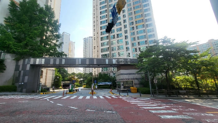 본건 소재 아파트단지 정문 전경