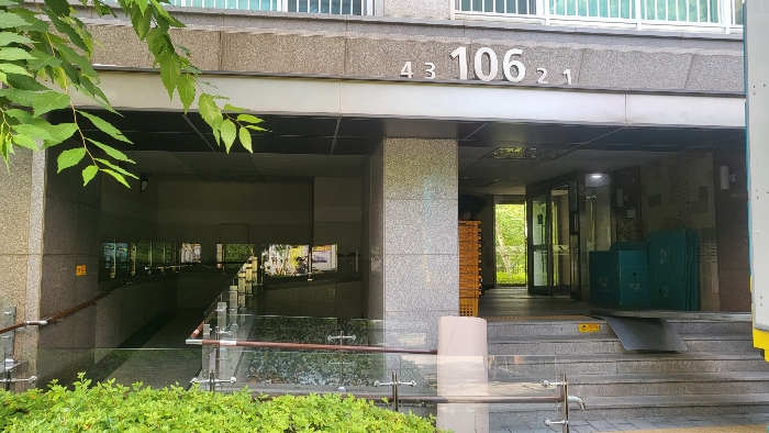 본건 소재 건물(제106동) 출입구