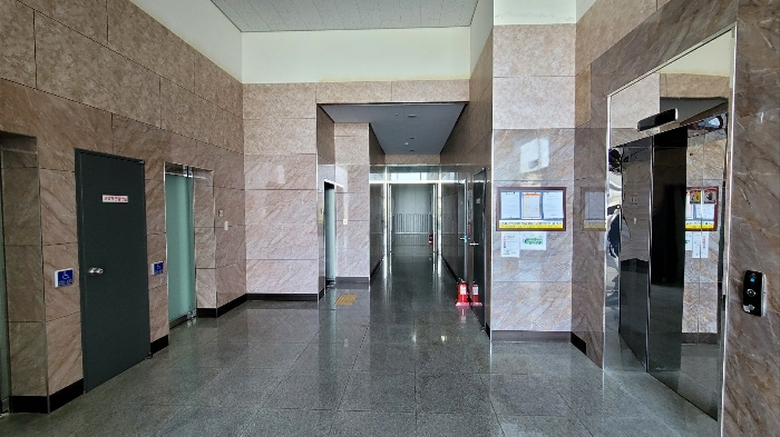 1층 건물 내부 복도