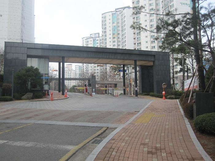 단지 진입로(정문)