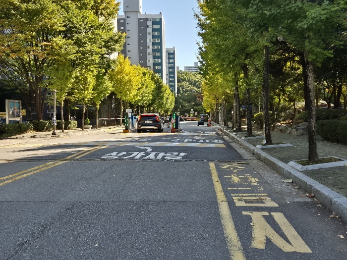 북측 소재 단지 출입구