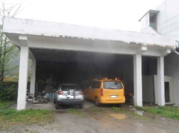 기호 4번 지상에 소재하는 것으로 보이는 제시외 철근콘크리트조 슬라브지붕 차고