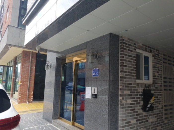 건물 출입구 부분