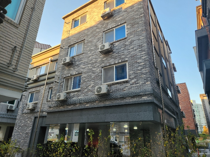 본건 건물전경(남동측에서 촬영)