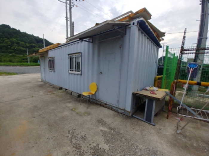 기숙사 앞 컨테이너 박스 모습