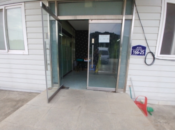 단층 기숙사 출입구 모습