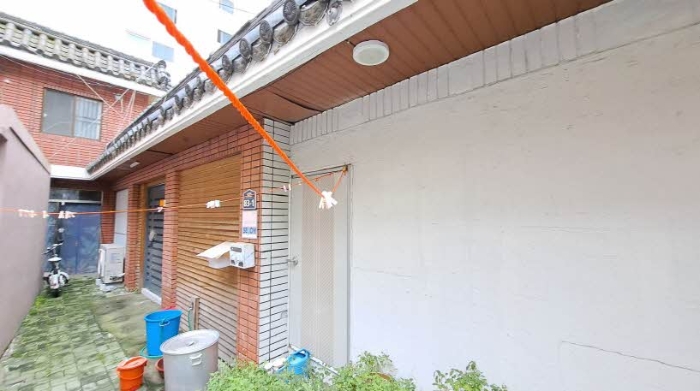 목록2. 본건 전경(기와지붕 건물)