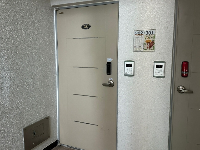본건 현관문
(3층 302호)