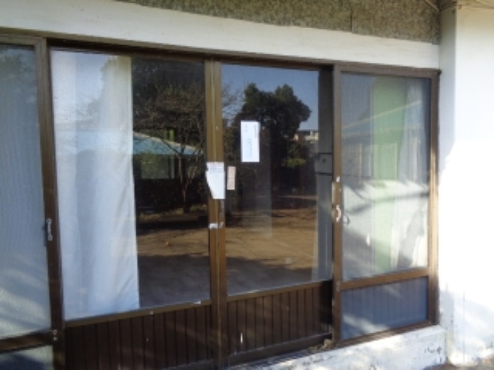 소재지2.(남조로 11) 지상 제시건물 출입문(안내문 부착)