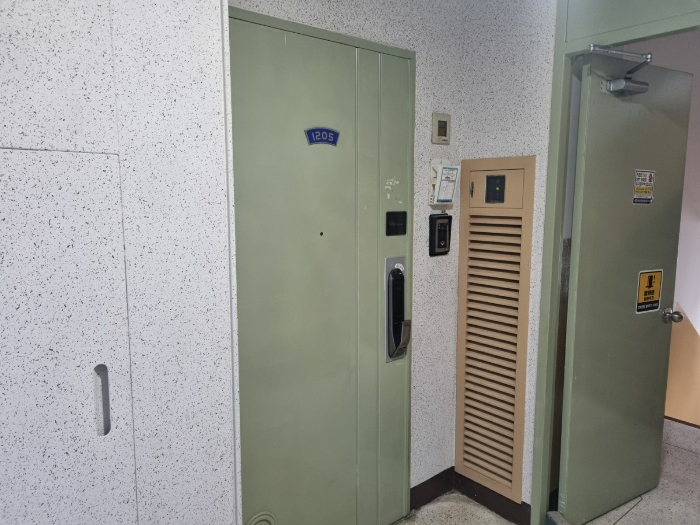 본건 현관문 전경