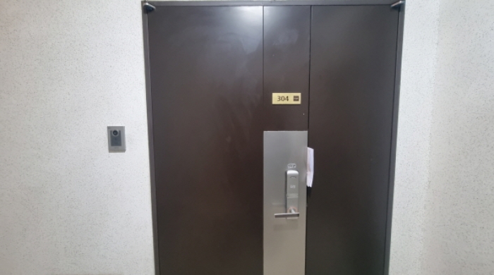 티02동 304호 현관