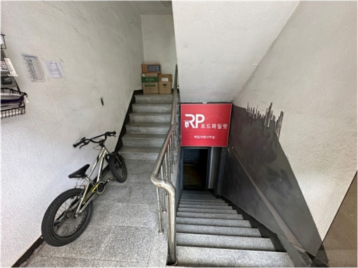 기호2 지층ㆍ1층 계단실 및 지하층 출입구 전경