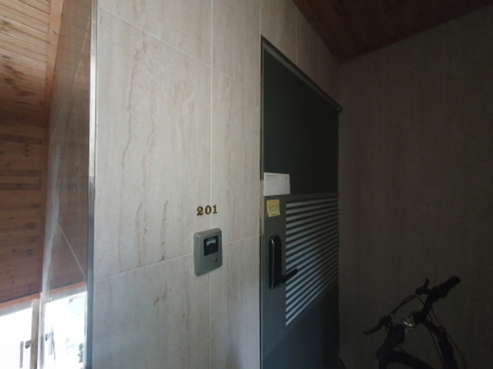 201호 출입문